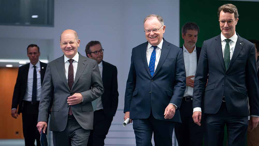 Auf dem Weg zur Pressekonferenz ( v.l.): Kanzler Olaf Scholz mit den Ministerpräsidenten Stephan Weil (Niedersachsen) und Hendrik Wüst (Nordrhein-Westfalen)