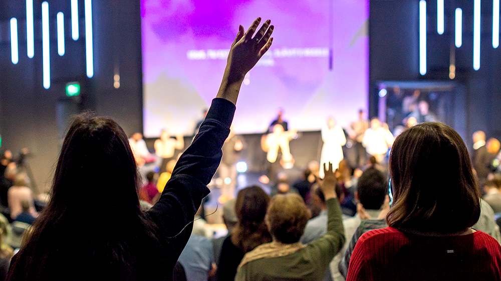 Geste der Hingabe und Erfüllung: In vielen Gottesdiensten der Pfingstbewegung wird mit erhobenen Armen gebetet und gesungen.