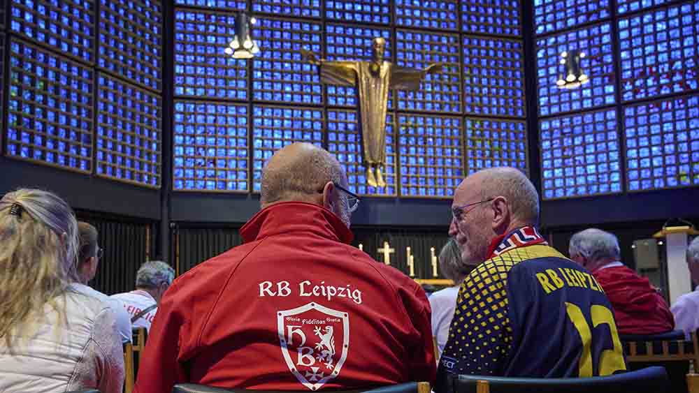 Fans aus Leipzig und Frankfurt feiern einen gemeinsamen Gottesdienst in Berlin