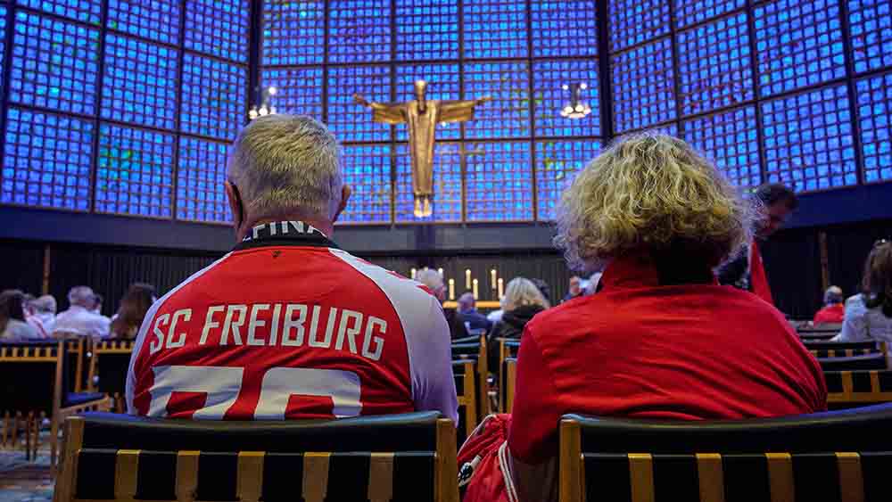 Gottesdienst mit Eventcharakter: Jedes Jahr vor dem DFB-Pokalfinale kommen Fans beider Mannschaften in der Berliner Gedächtniskirche zusammen