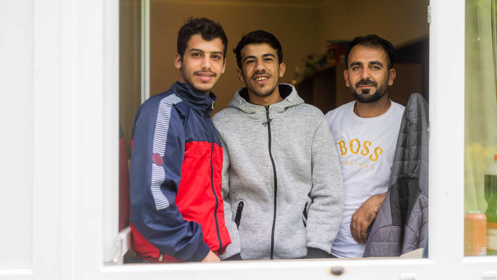 Hassan (19), Abdul Ayoub (24) und Adel (31) aus Syrien in ihrer Unterkunft der Erstaufnahmeeinrichtung für Geflüchtete in Bramsche-Hesepe in Niedersachen bei Osnabrück