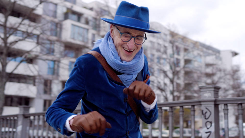 Günther Krabbenhoeft ist kein gewöhnlicher Rentner: Er liebt das Tanzen und lässt es bei Techno-Partys so richtig krachen