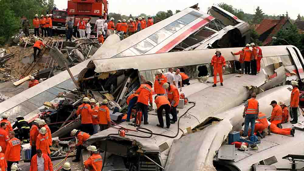 Hunderte Retter sind nach dem Unglück in Eschede (Niedersachsen) im Einsatz