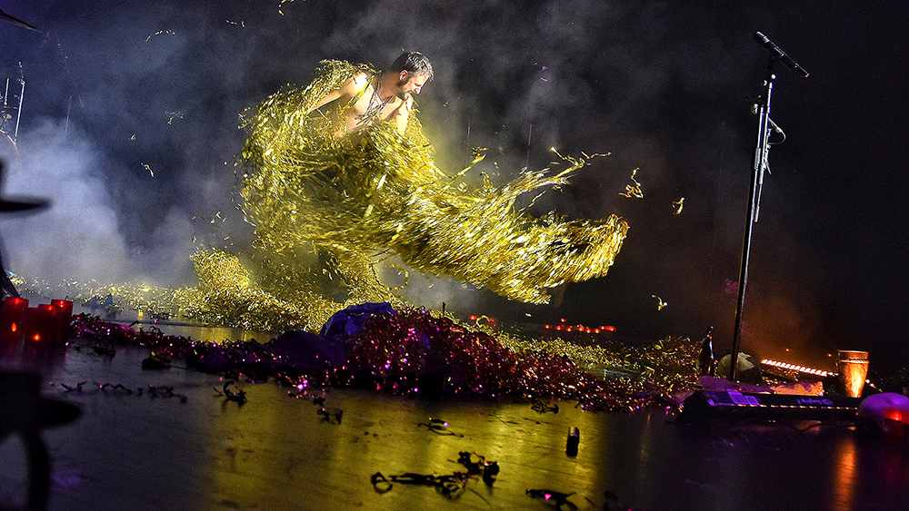 Verglühen in der Gier nach Geld: Das ist das Thema von Philipp Hochmairs Version des „Jedermann“ von Hugo von Hofmannsthal. Wie leben, wenn es ans Sterben geht? Diese Frage stellen das Siegener Apollo-Theater und die Kirchen neu.