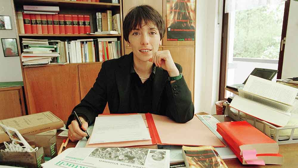 Im April 1997 arbeitet Margot Käßmann als Generalsekretärin des Kirchentags, hier in ihrem Büro in Fulda