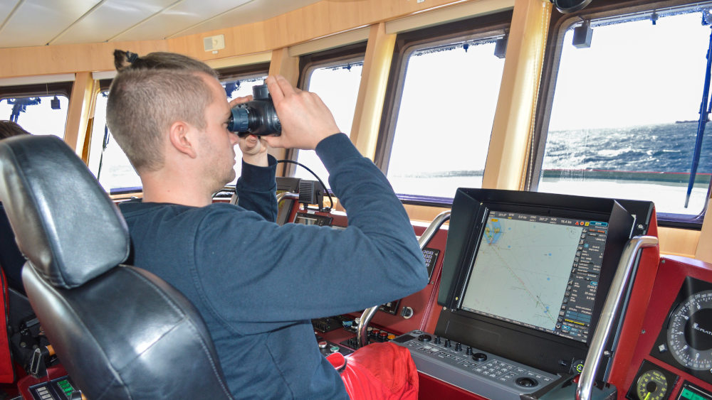 Kapitän Gregor Jeske auf der Brücke des grössten deutschen Seenotrettungskreuzers, der "Hermann Marwede"