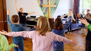 Bewegungsübungen treffen beim Kinderchor Iserlohn auf Gesangsübungen.