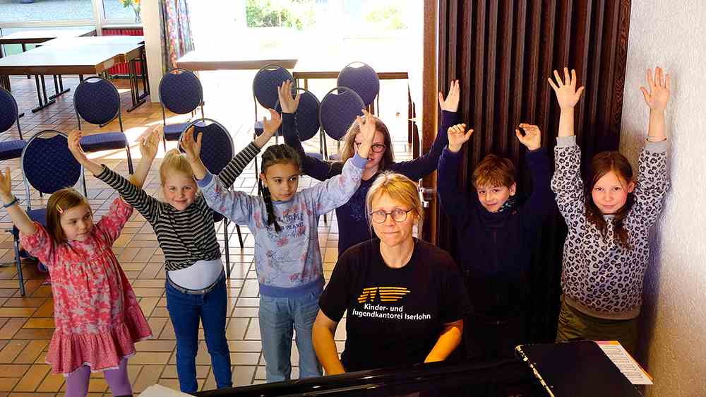 Wenn vom Himmel gesungen wird, gehen die Hände in die Luft: Kirchenmusikerin Ute Springer probt mit den „Minis“ der Kinderkantorei.