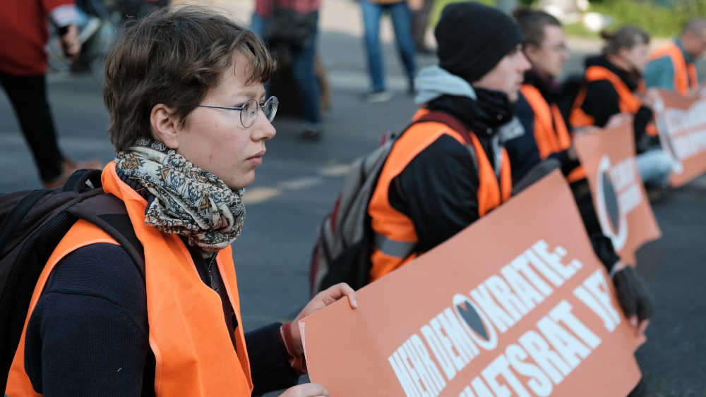 Aktivisten der "Letzten Generation" blockieren Kreuzung in Berlin (Archivbild)