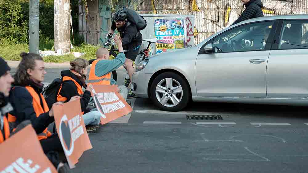 In Berlin wurde ein Aktivist mit einem Schmerzgriff von der Polizei weggetragen (Symbolbild)