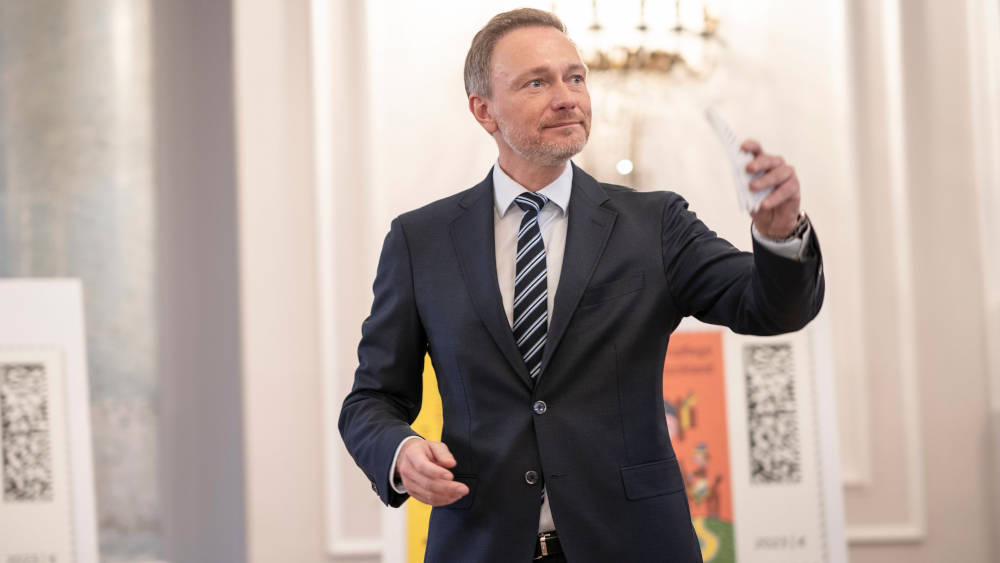 Bundesfinanzminister Lindner bei der symbolischen Übergabe der Sondermarken 2023 in Schloss Bellevue (Archivbild)