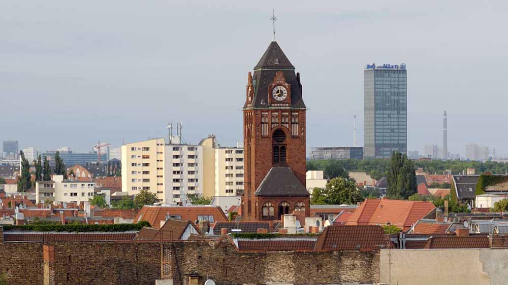 In der Martin-Luther-Kirche von  Neukölln hat die Schulgemeinschaft eine Andacht gefeiert