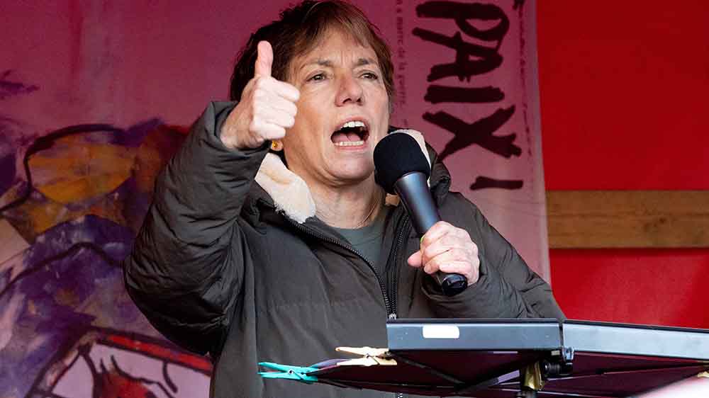 Im Februar spricht sich Margot Käßmann bei einer Demonstration gegen Waffenlieferungen an die Ukraine aus