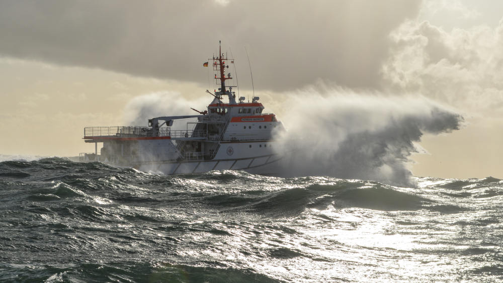 Der deutsche Seenotrettungskreuzer "Hermann Marwede" vor Helgoland
