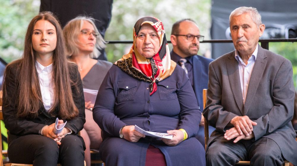Opfervertreterin Mevlüde Genc mit Angehörigen beim Gedenken zum 25. Jahrestag