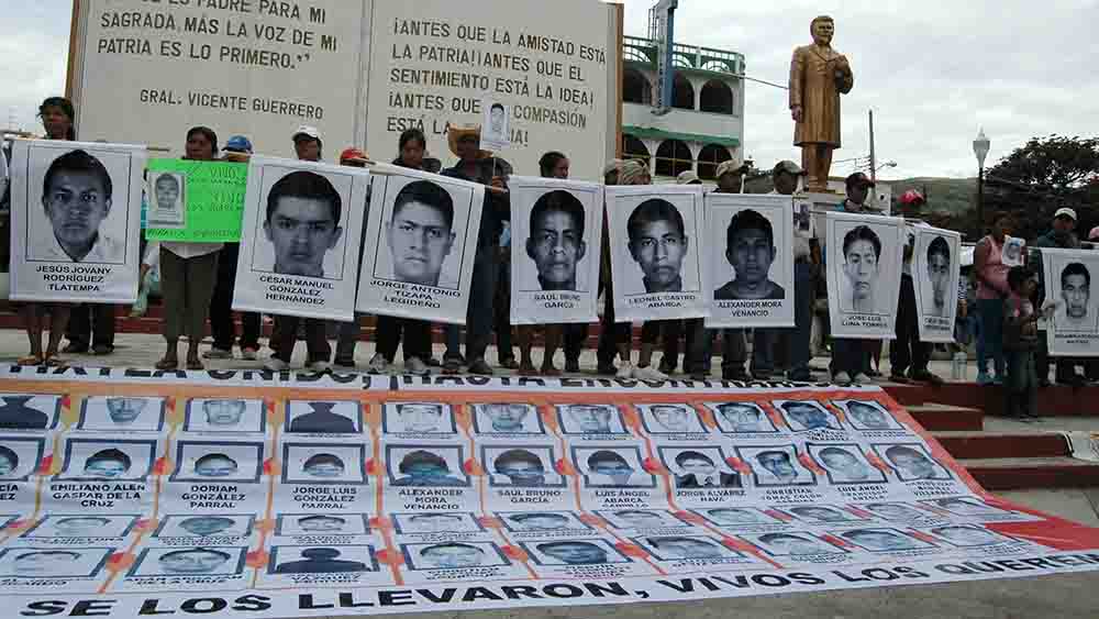 Im November 2014 halten Demonstranten Porträts der verschwundenen Studenten hoch