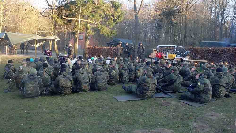 Soldaten sitzen auf einem Rasen