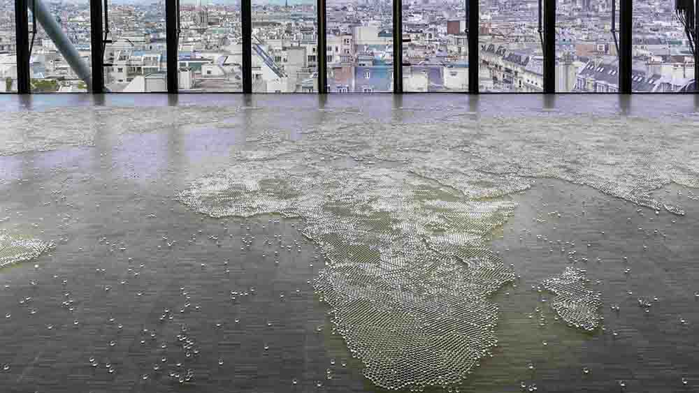 Tausende Murmeln formen sich zu einer Weltkarte