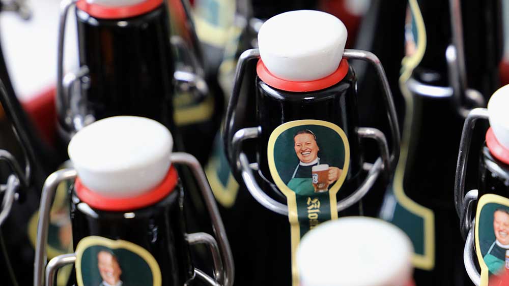 Das Konterfei von Schwester Doris ziert die Flaschen der Brauerei