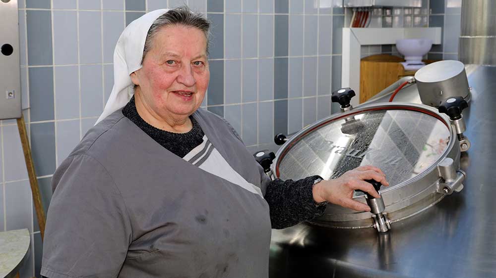 Schwester Doris Engelhard hat beim Brauen alles im Blick