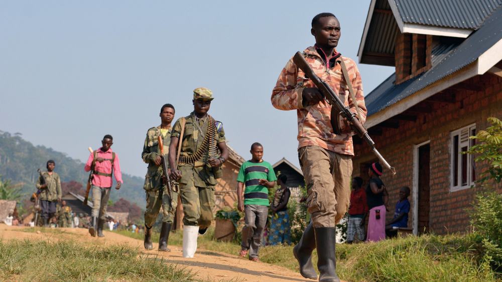 Rebellen-Soldaten betreten das Dorf Pinga in der Region Nord-Kivu