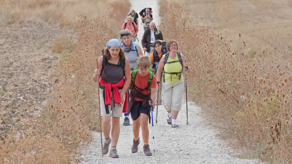 Pilger auf dem Weg von Pamplona zum Alto del Perdón