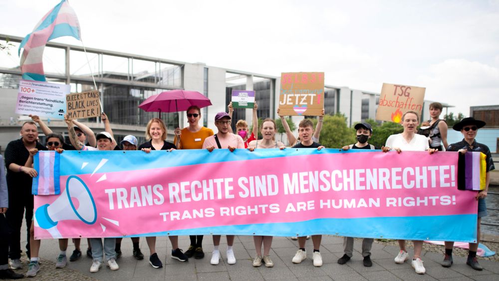 Familienministerin Lisa Paus (6.v.l.) nimmt an einer Kundgebung für Trans-Rechte teil