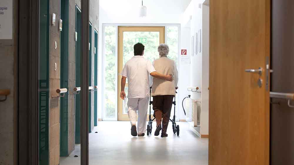 Laut einer repräsentativen Umfrage von 2022 sterben knapp die Hälfte der Deutschen im Krankenhaus (44 Prozent).