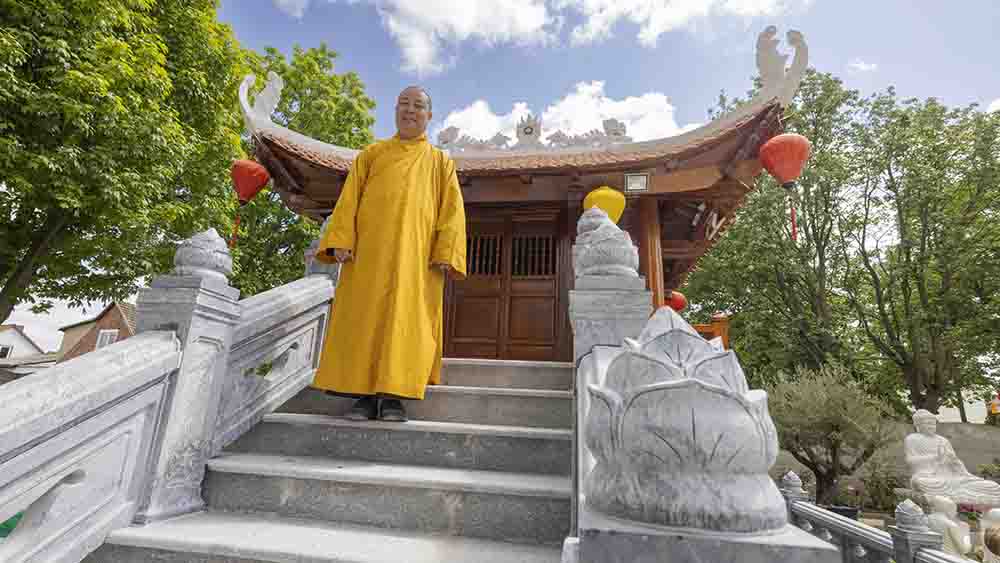 Der buddhistische Meister Thich Tho Lac aus Vietnam überzeugt sich in Erfurt von dem Tempel