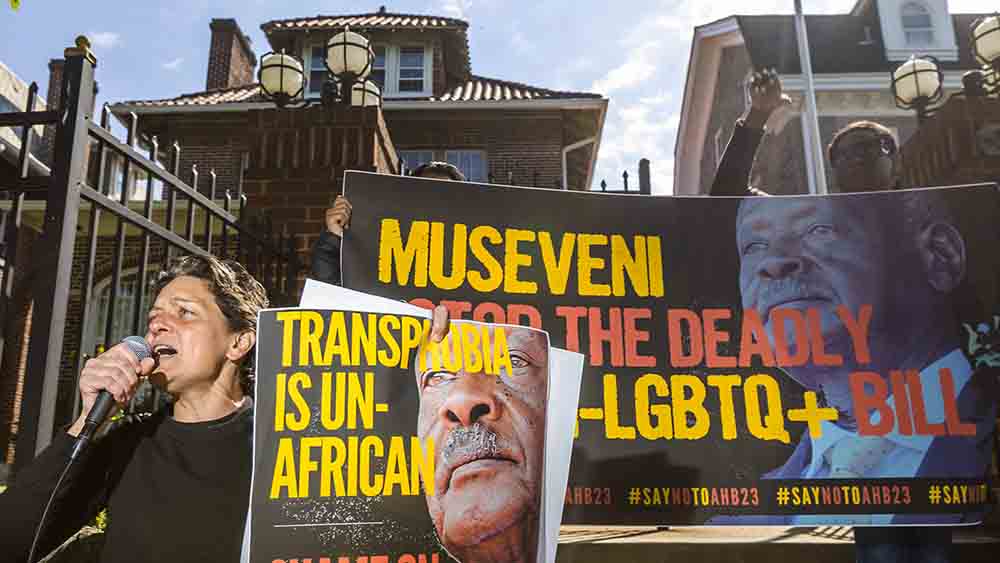 Vor der Botschaft Ugandas in Washington demonstrieren Aktivisten gegen das neue Gesetz