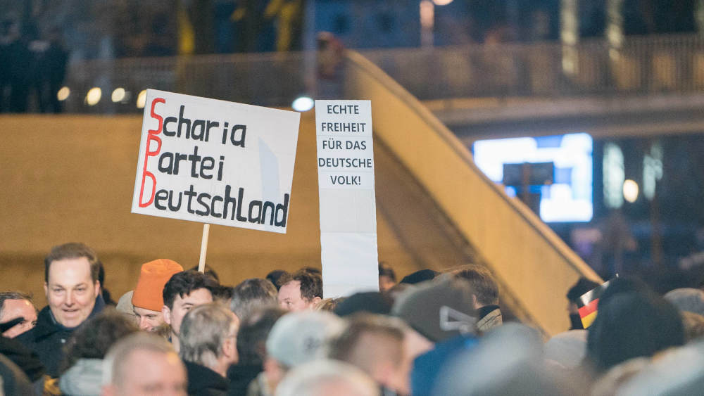 Immer häufiger tauchen Plakate mit völkischen Parolen bei Demonstration auf