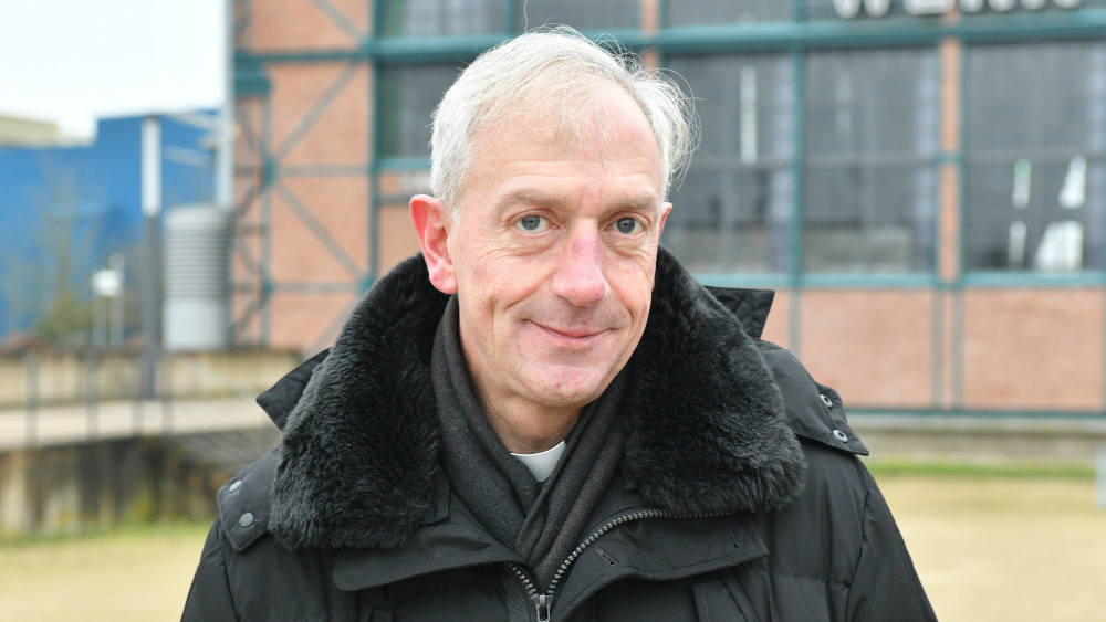 Der "Wort zum Sonntag"-Sprecher Benedikt Welter will die ESC-Zuschauer mit einer guten Geschichte anrühren