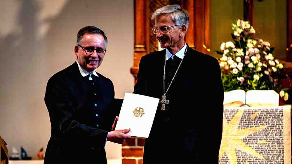 Armin Wenzel (l.) und Militärgeneral-dekan Matthias Heimer mit der Entlassungsurkunde