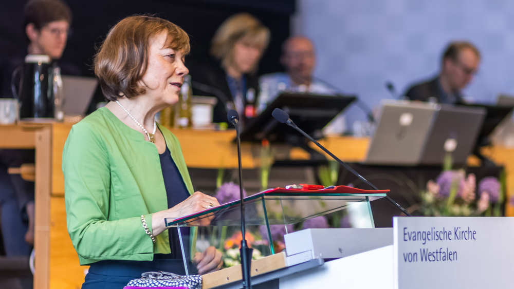 Die Ratsvorsitzende der Evangelischen Kirche in Deutschland (EKD), Annette Kurschus, hier vor der westfälischen Landessynode in Bielefeld (22. Mai 2023)