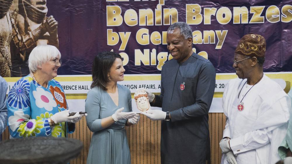 Im Dezember 2022 übergab Außenministerin Baerbock die Benin Bronzen in einer Zeremonie an den nigerianischen Außenminister