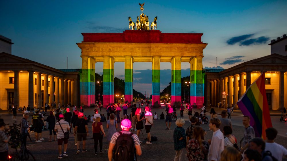 Das Brandenburger Tor ist in Regenbogen-Farben angestrahlt.