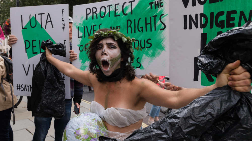 Aktivisten protestieren aus Solidarität mit den indigenen Völkern Brasiliens, indigene Gebiete weiter für Bergbau und andere kommerzielle Aktivitäten zu öffnen (Demonstration in London am 25.08.2021)