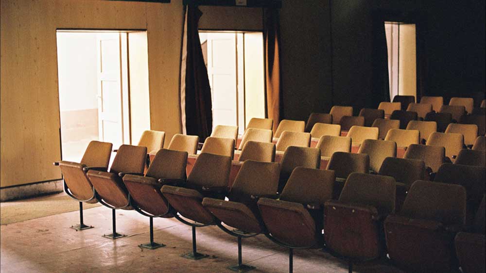 Ein leerstehendes Kino als zentraler Handlungsort der Geschichte 