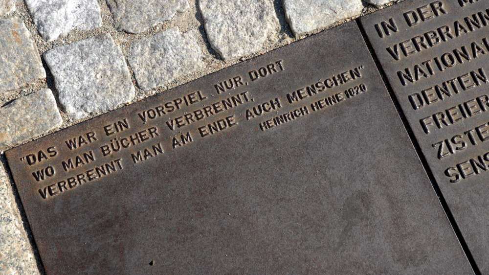 Heine-Zitat auf der Gedenktafel am Mahnmal zur Bücherverbrennung auf dem Bebelplatz in Berlin