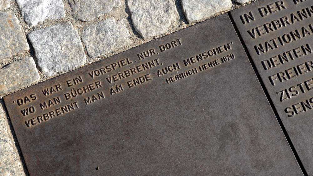 Ein Zitat auf einer Gedenktafel auf dem Boden