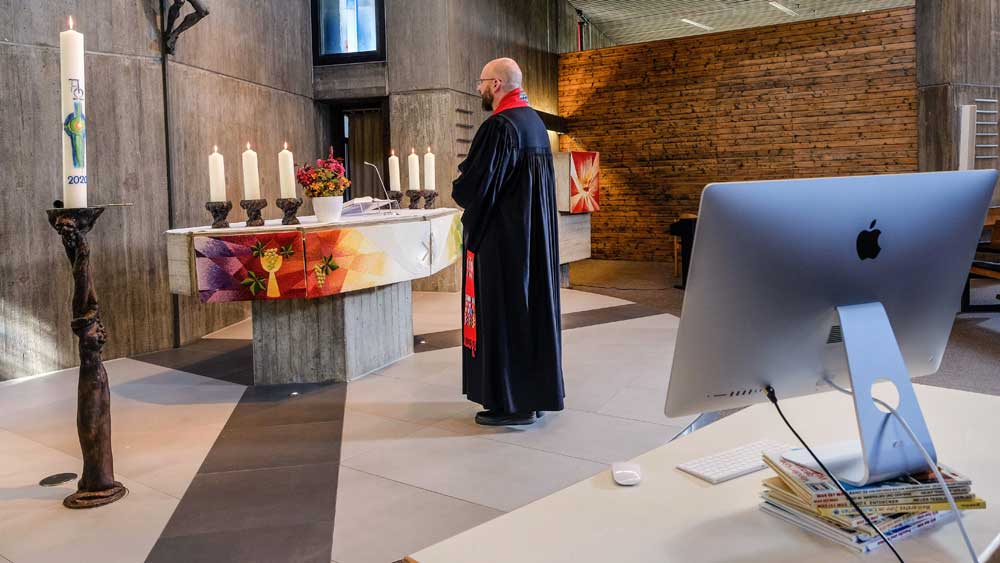 Ein Online-Konfirmationsgottesdienst im Jahr 2020 in der Christuskirche in Braunschweig. Wegen der Coronamaßnahmen konnten Gottesdienste oft nicht in körperlicher Präsenz stattfinden. „Vor allem im Lockdown ist deutlich geworden, wie sehr man sich nach Interaktion sehnt, also nach Kommunikation unter Anwesenden.“, sagt Michael Meyer-Blanck