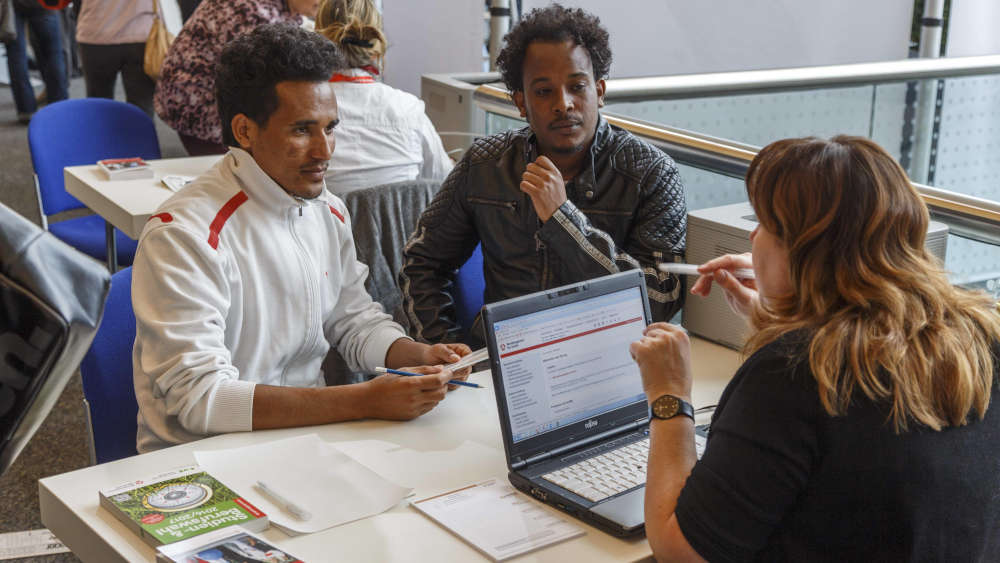 Migranten und Asylsuchende aus Eritrea auf Job- und Lehrstellensuche bei der interaktiven Berufsorientierungs- und Ausbildungsbörse (iBOB) in Cottbus (Archivbild)