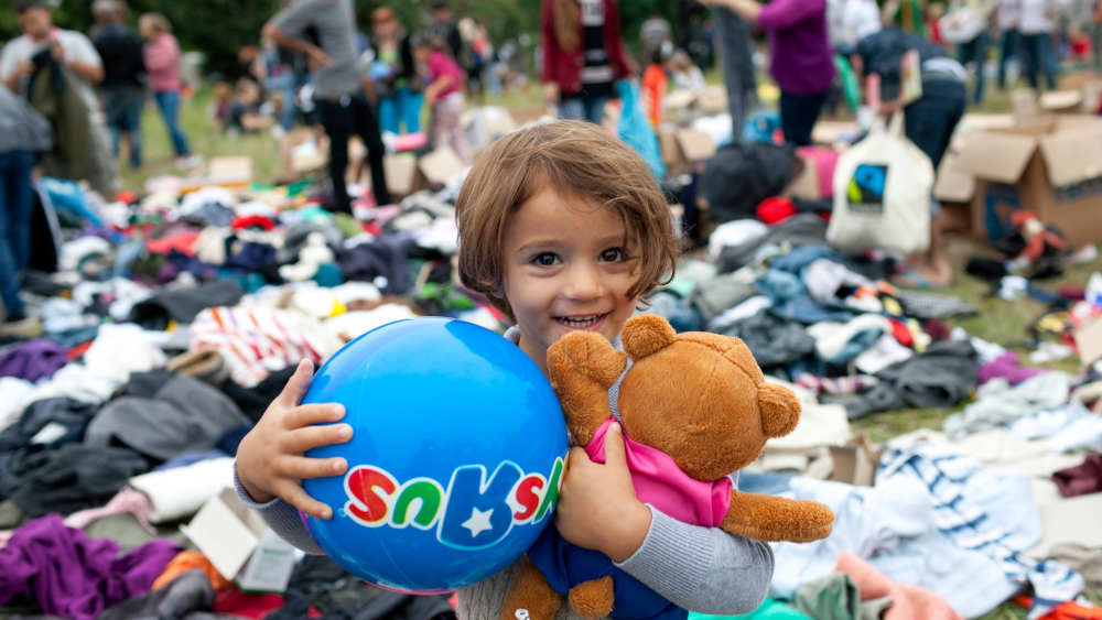 Ein Kind mit gespendeten Spielsachen (Symbolbild)