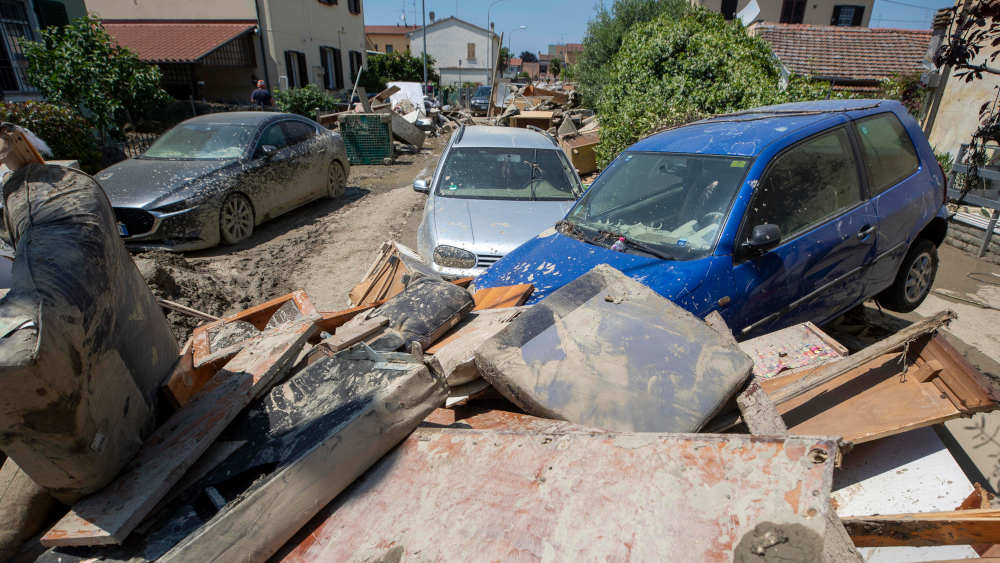 Trümmer auf den Straßen nach der Überschwemmung, in Sant Agata sul Santerno, Region Emilia-Romagna