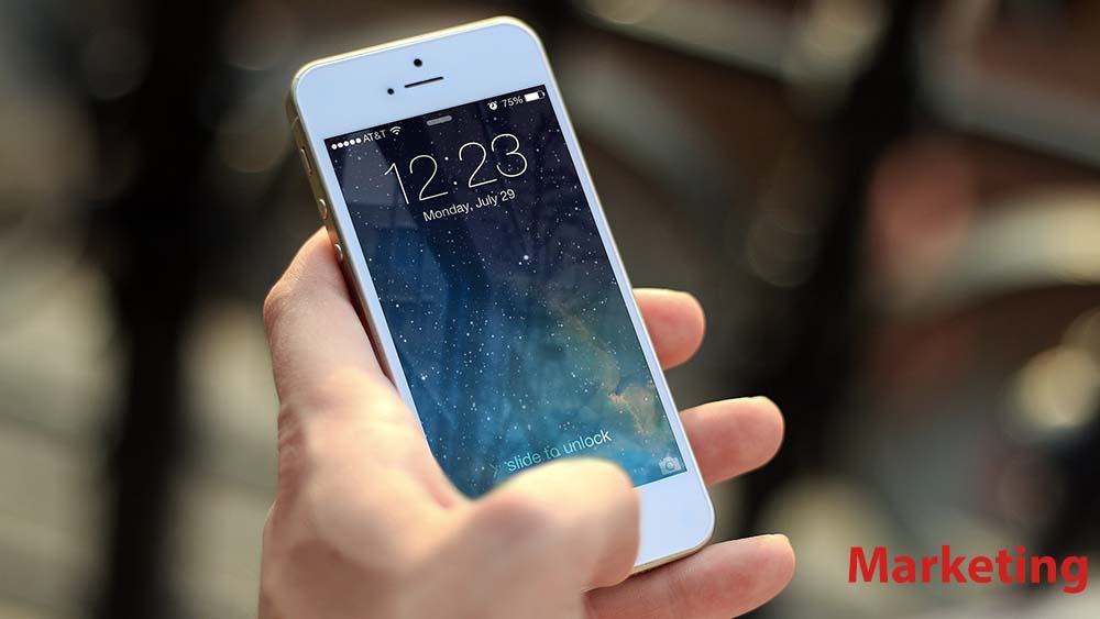Hand hält weißes I-Phone in die Kamera