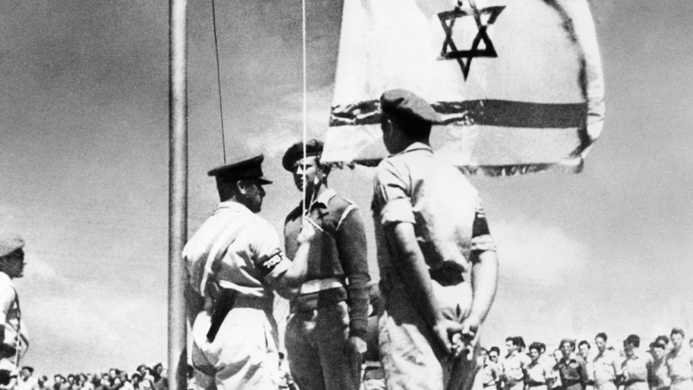 Aufziehen der israelischen Staatsflagge am Fahnenmast zur Gründung des Staates Israel am 14.Mai 1948