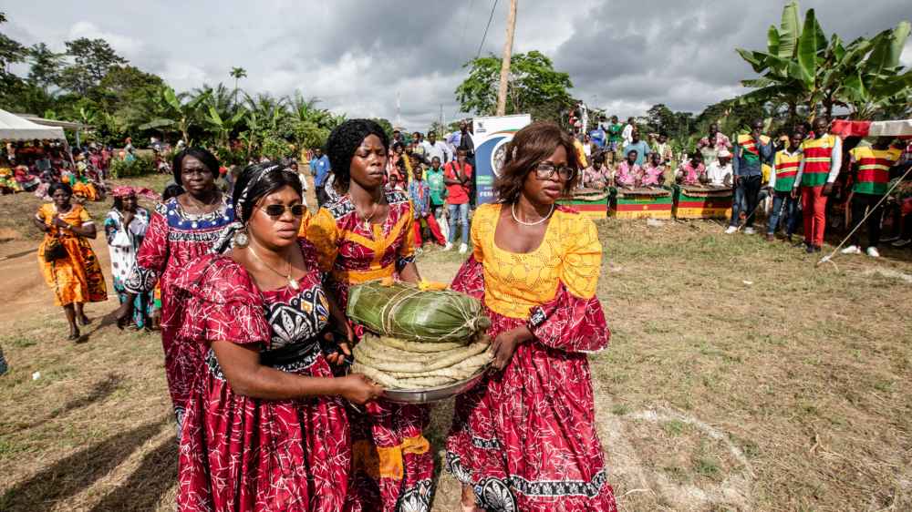 Frauen im ländlichen Dorf Nguibassal in Kamerun bei einer Feierlichkeit