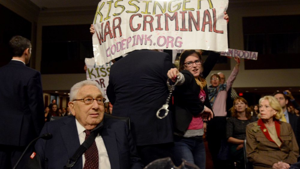 Aktivisten protestieren eine Anhörung von Henry Kissinger vor dem US-Senat (2015)