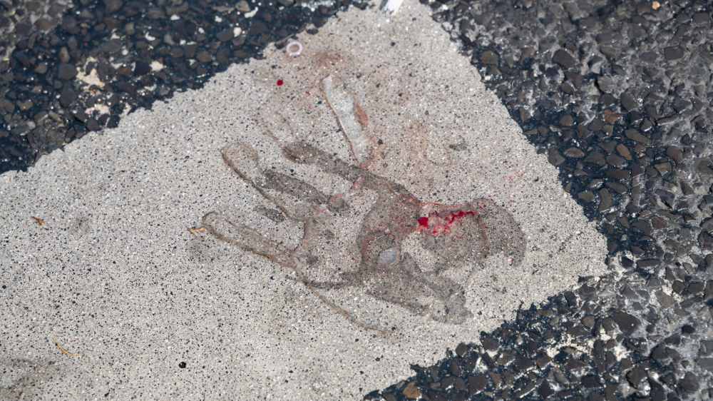 Gegen die Gleichgültigkeit – Aktivisten klebten ihre Hände mit Sekundenkleber auf den Asphalt