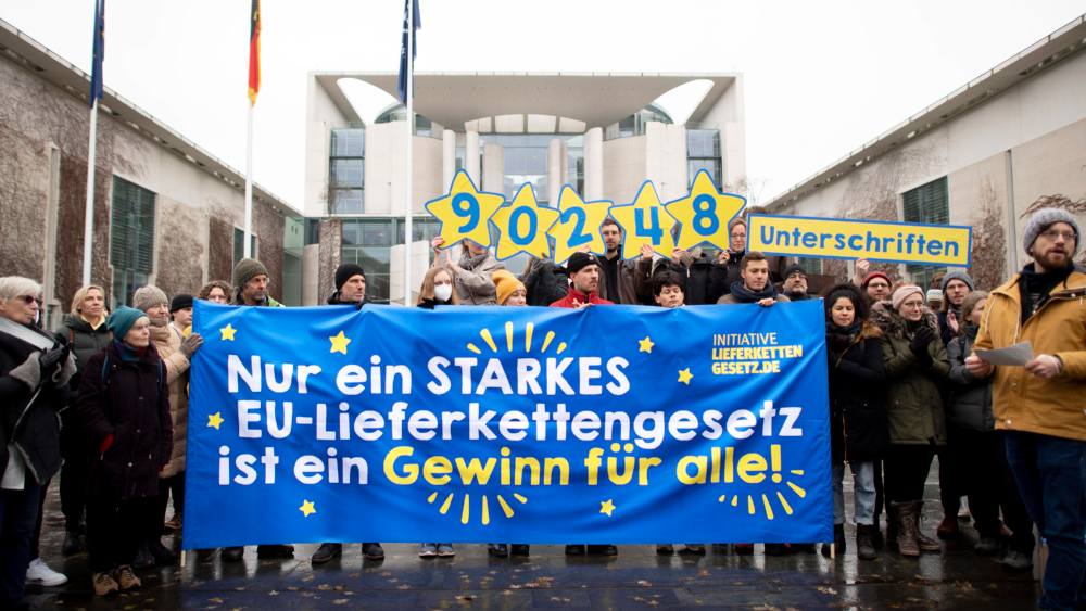 Demo der Initiative Lieferkettengesetz vor dem Bundeskanzleramt in Berlin (Dezember 2022)